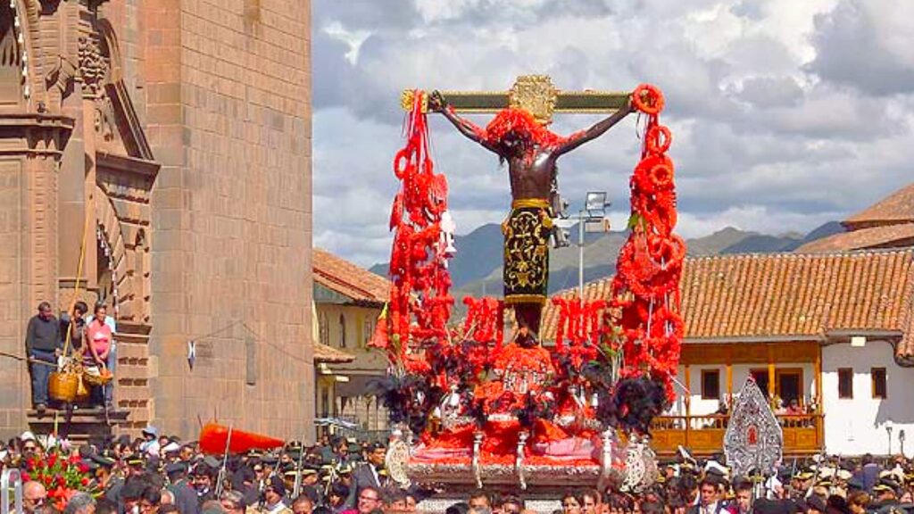 Lord of the Earthquakes procession passing in front of Cusco Cathedral with a large crowd of devotees - Inka Trail Peru.info